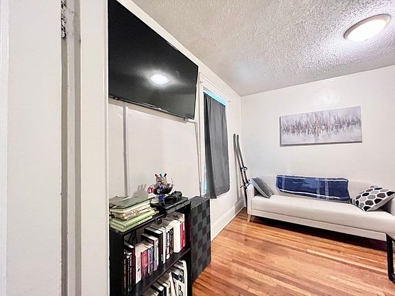 4th image of 26 Chiswick Rd APT 6