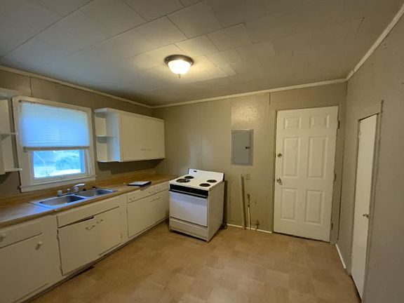 5th image of 108 E College St #108