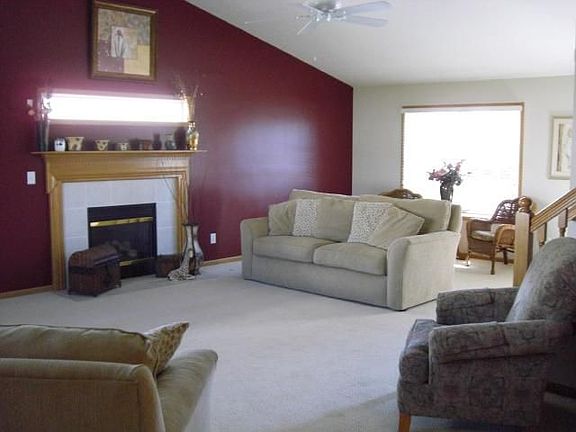 Great Room (with cathedral ceilings (27'2"x15'4")