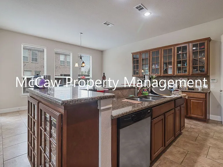 2438 Sunderland Ln — Photo 8