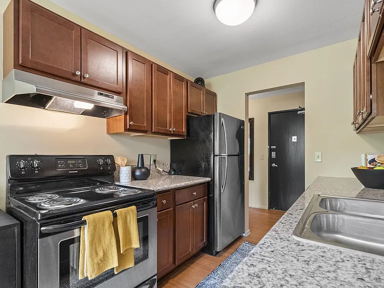 West End Apartments — Photo 16