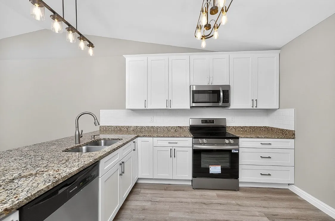 2090 Como St — Photo 3