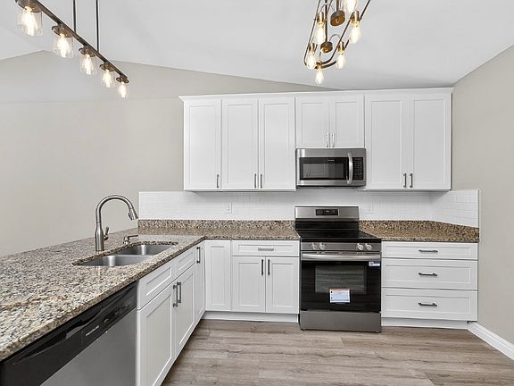 3rd image of 2090 Como St #2090