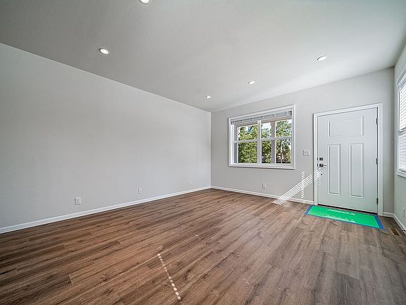 5th image of 807 W 6th St