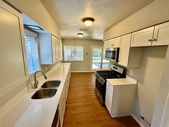 5th image of 2601 Aldford Dr