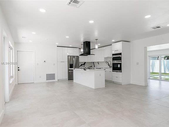 4th image of 1611 NE 40th Pl