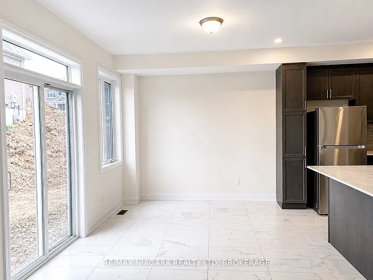29 Oriole Cres — Photo 4