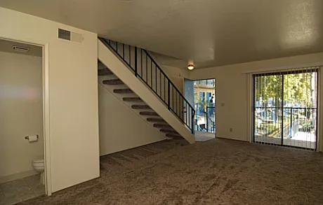 Hillcrest Court Apartments — Photo 7