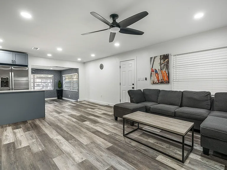 4303 W Woodlawn Ave — Photo 9