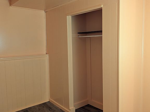 Living Room (10' x 12')