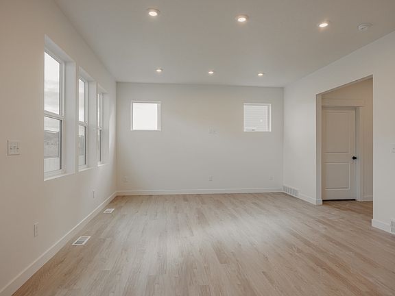 5th image of 3614 N Oak Blvd #325