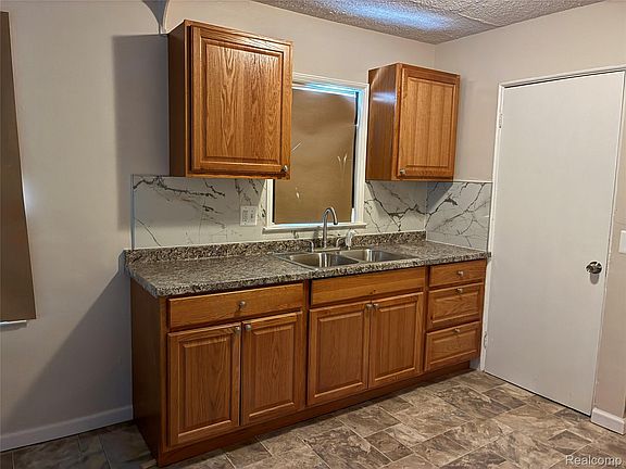 4th image of 16107 Manning St