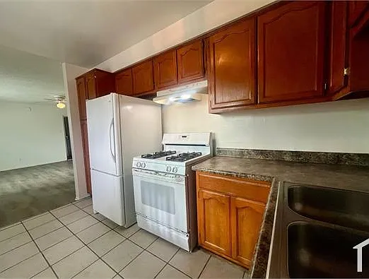 3 bed, 1005 sqft, $3,100 — Photo 2