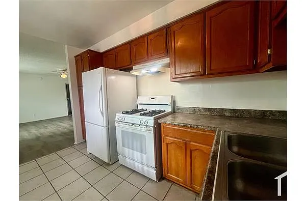 Building Photo - 611 W 5th St #1