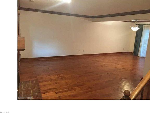 3rd image of 682 Lord Dunmore Dr