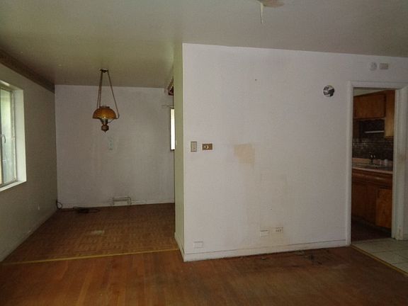 4th image of 15215 Woodlawn Ave