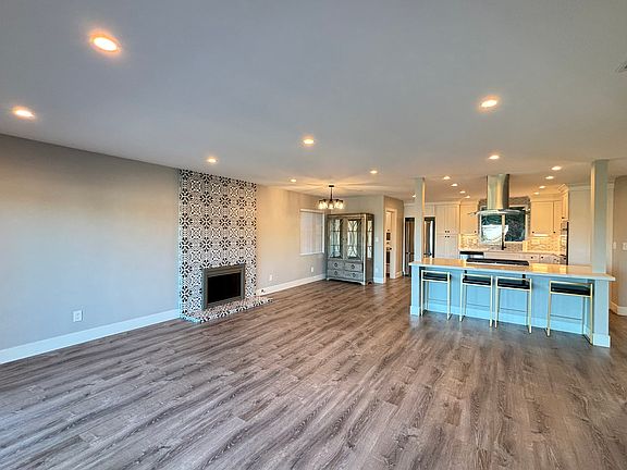 2nd image of 889 Loma Valley Pl