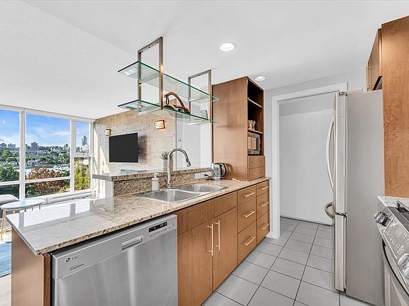 5th image of 583 Beach Cres #705