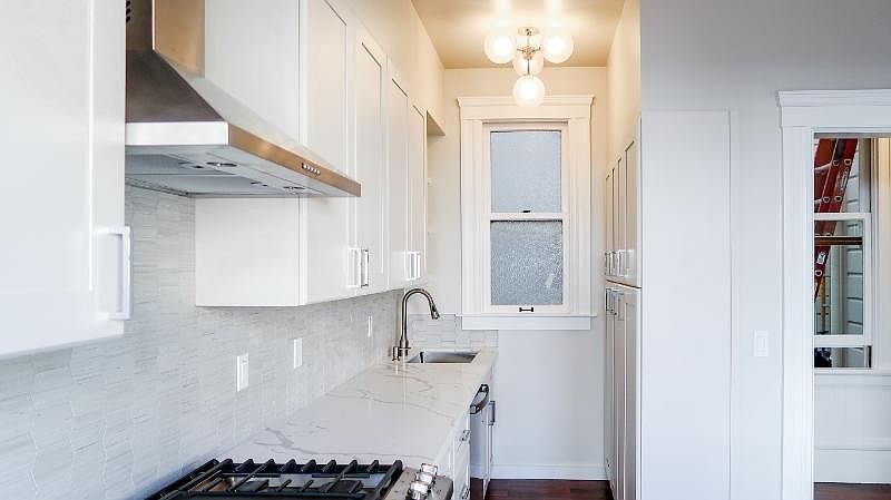 1st image of 515 Lombard St