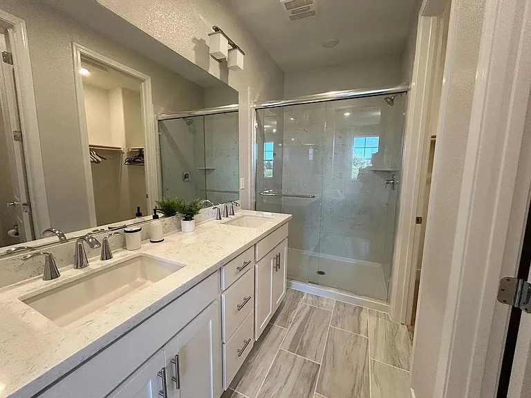 Double sink in primary bathroom