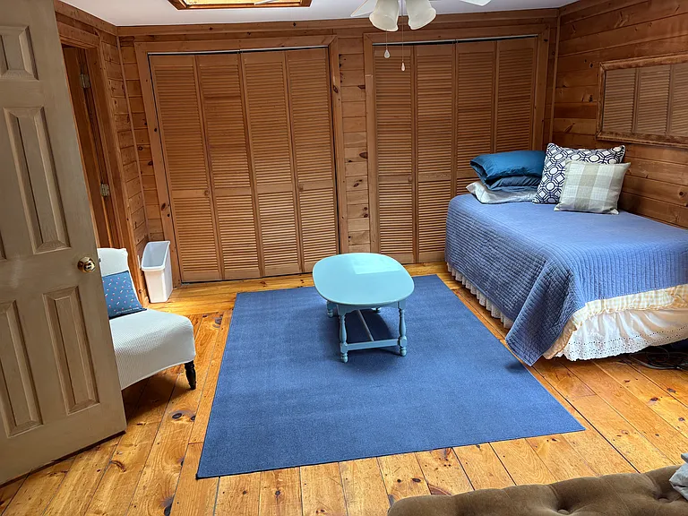 Additional bed and sitting area in upstairs master bedroom