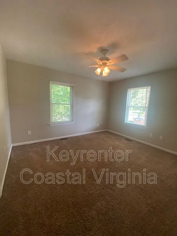 3 bed, 2.5 bath, 1835 sqft, $2,400 — Photo 2