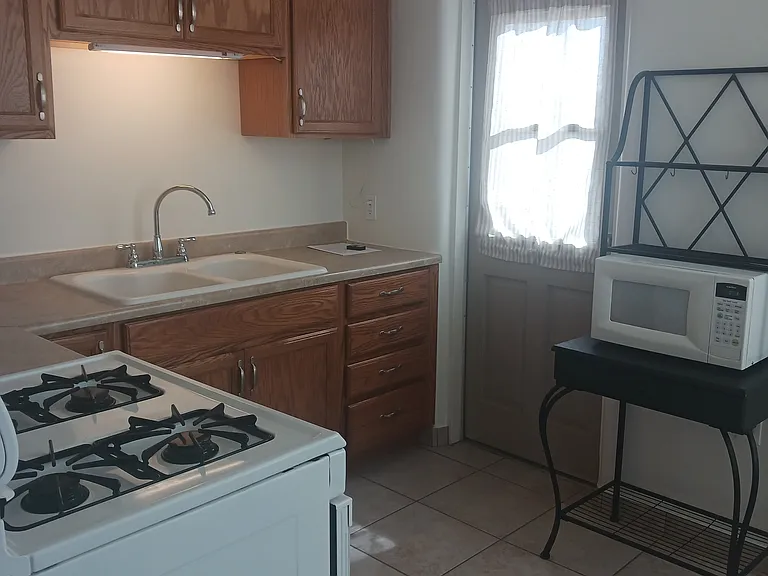 KITCHEN WITH 42" CABINETS