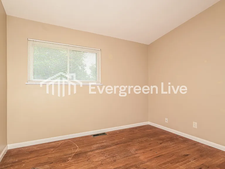285 Versailles Dr — Photo 6
