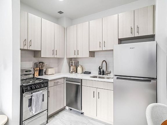 3rd image of 213 E 37th St #2F