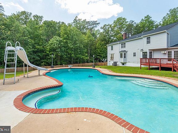 3rd image of 300 Hartlake Dr