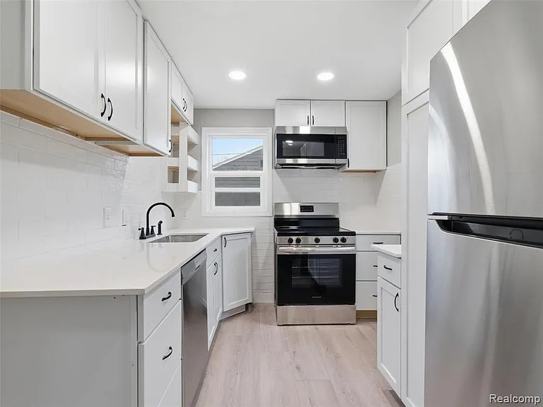 1027 E Milton Ave — Photo 8