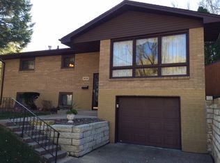 3438 Crestwood Dr, Dubuque, IA 52002