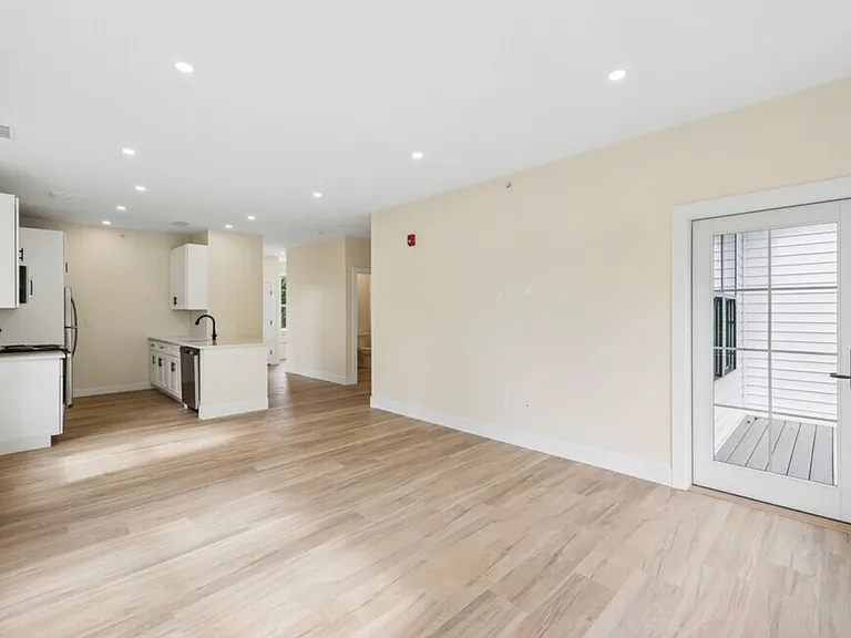 1BR, 1BA - 937SF - Kitchen and Living