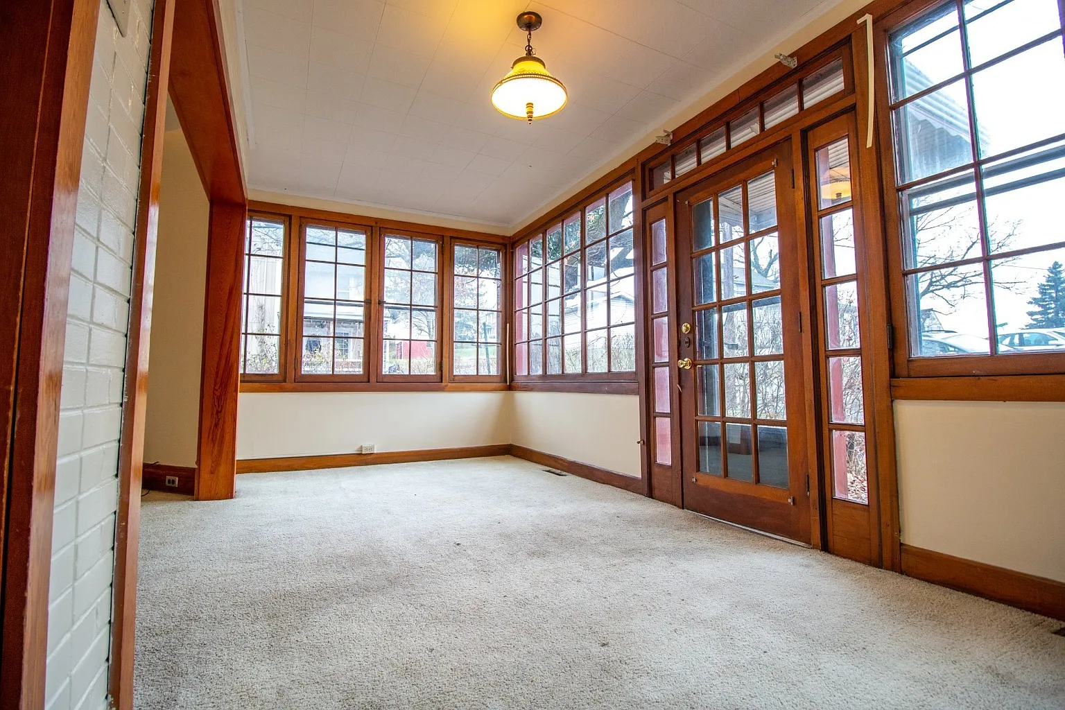 437 Melrose St photo 1