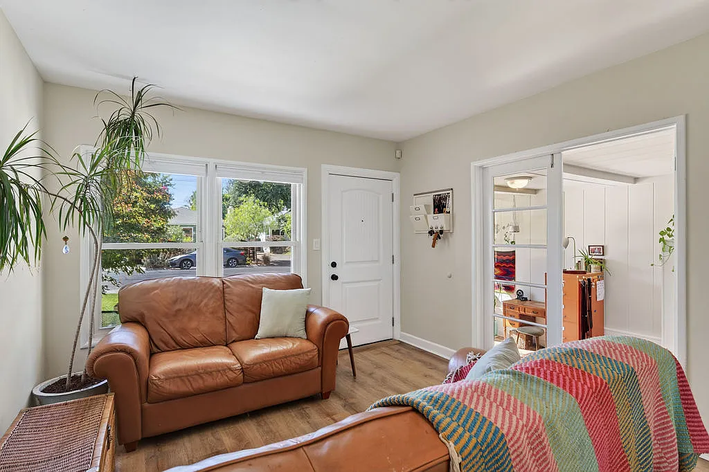 3 bed, 1058 sqft, $2,600 — Photo 3