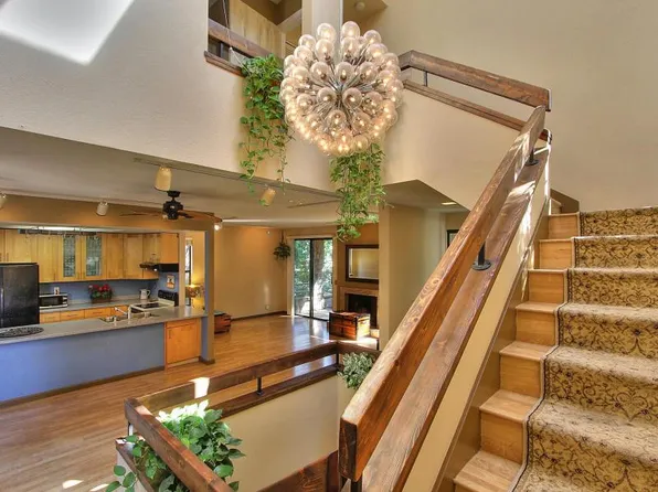 10900 Lucky Oak Ct, Cupertino, CA 95014