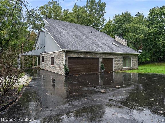 3rd image of 1830 Lone Pine Rd