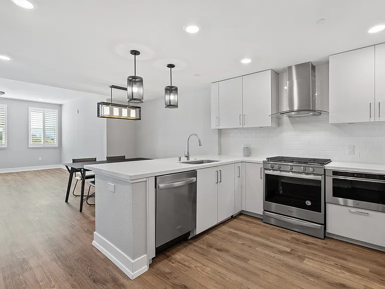 1048 Monroe St #321 — Photo 2
