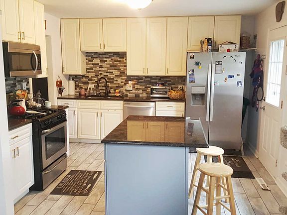 5th image of 217 W Green Meadows Blvd