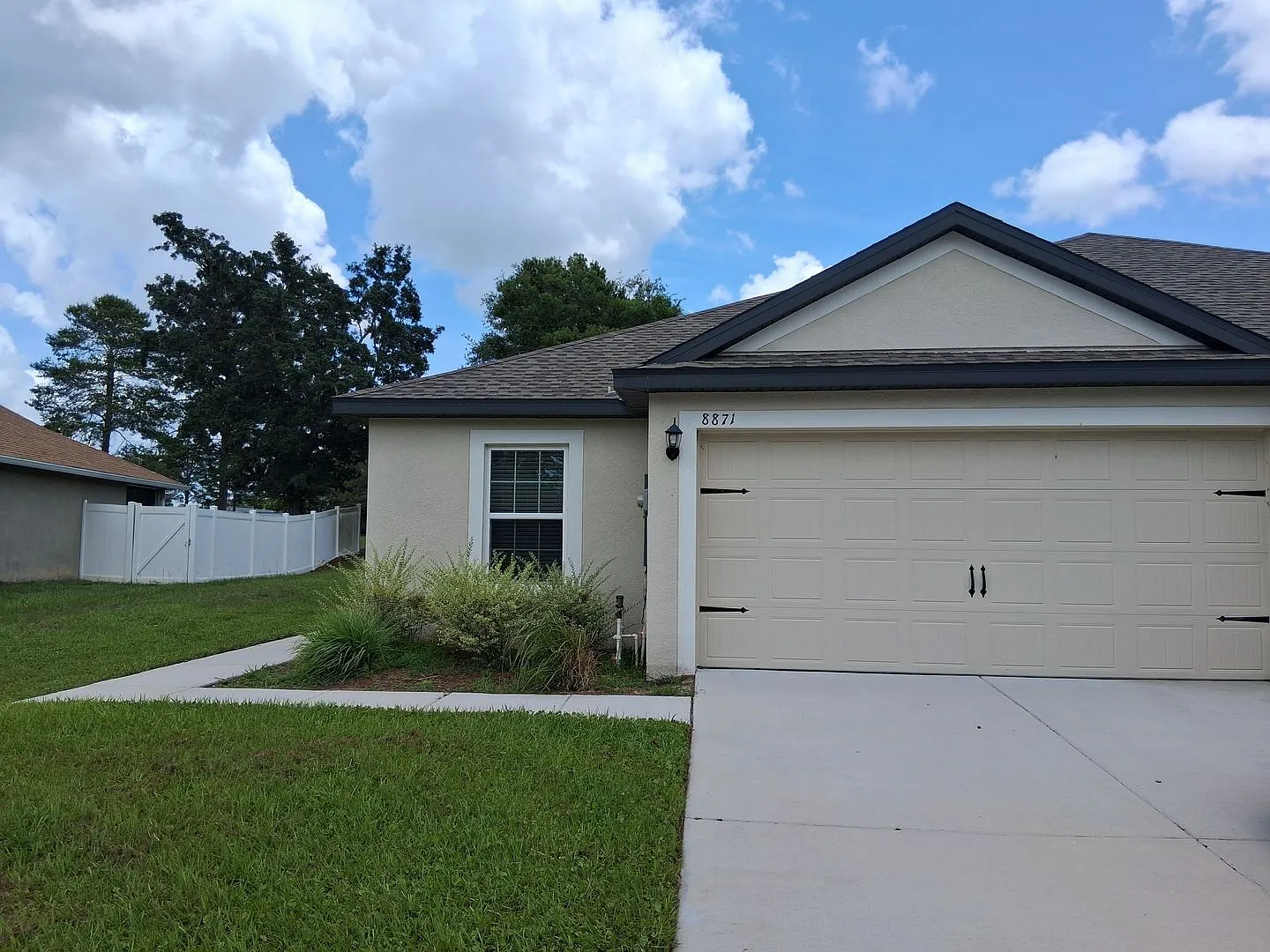 Newer 3 Bedroom 2 Bathroom Villa Home Silver Ridge — Photo 1