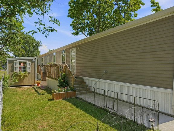3rd image of 138 SE Willow Way