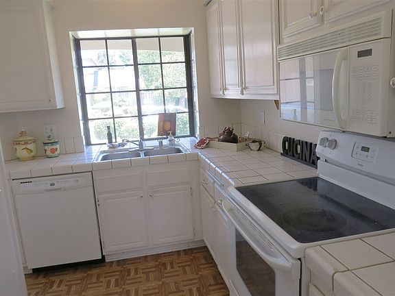 3rd image of 941 Sheffield Dr