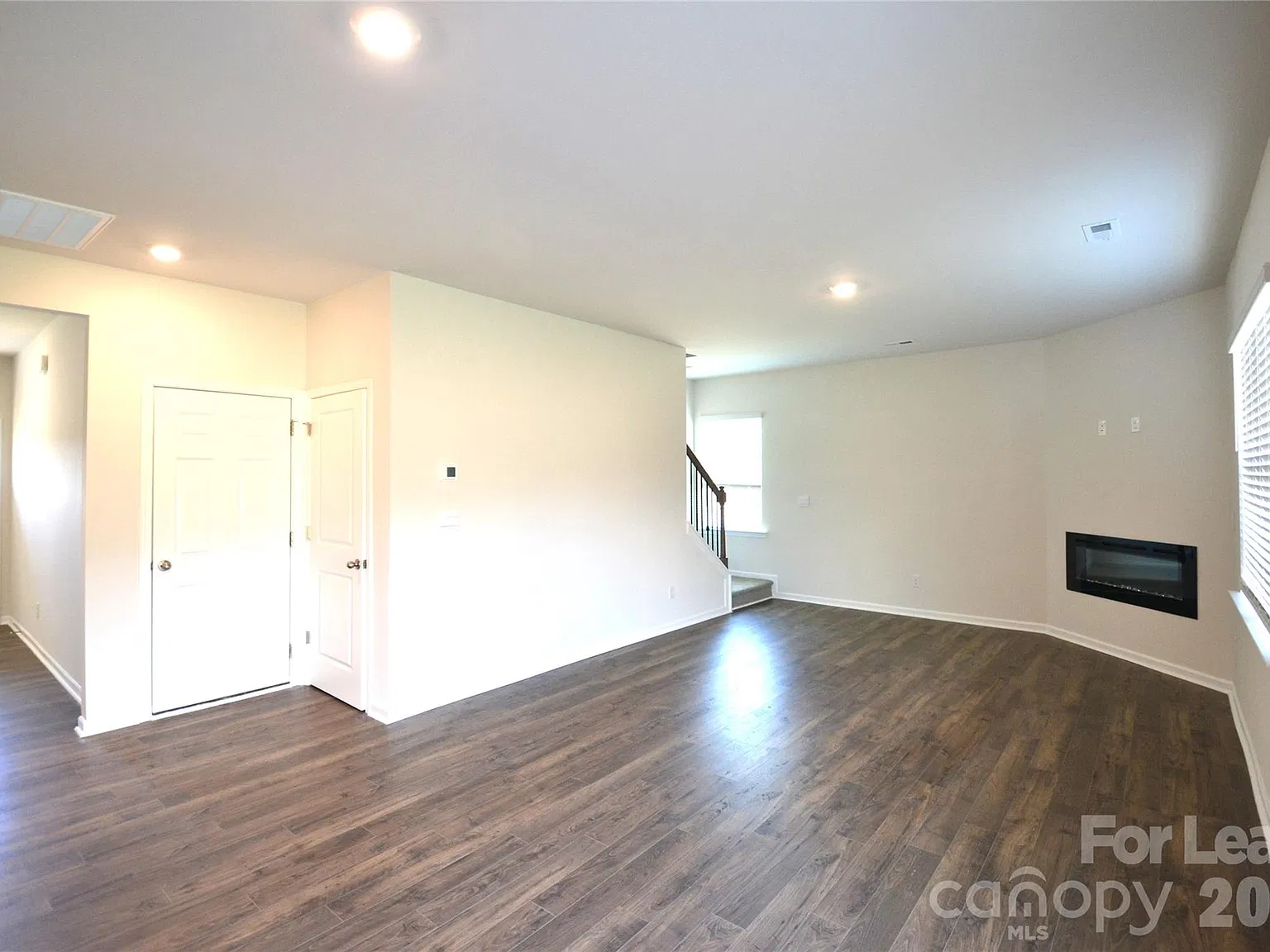 4 bed, 2.5 bath, 2164 sqft, $2,200 — Photo 2