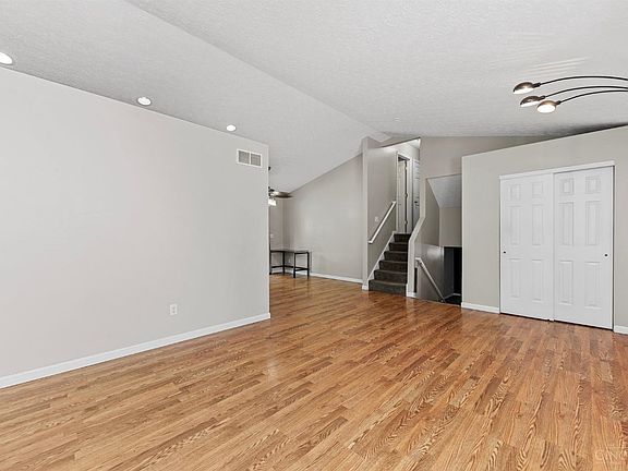 5th image of 122 Aaron Dr