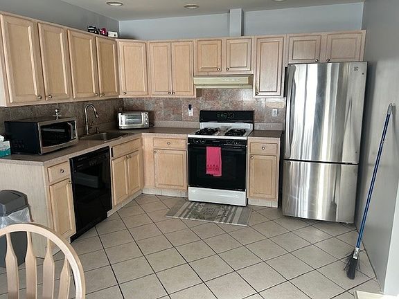 2nd image of 1094 Midland Ave #1