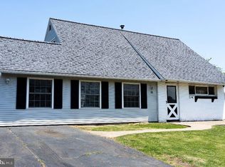 19 Begonia Ln, Levittown, PA 19054