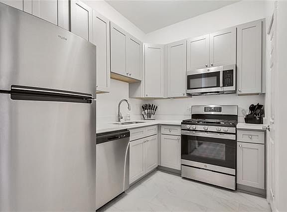 4th image of 135 N Clark St