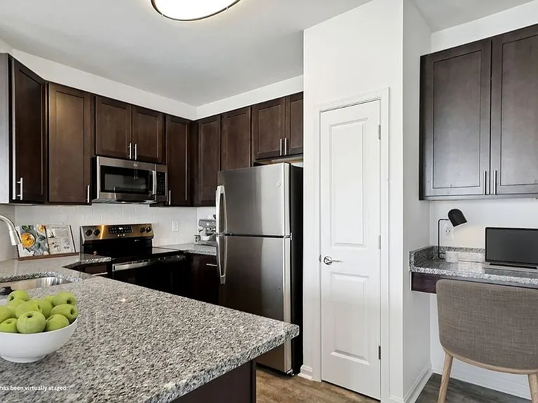Windsor Commons Apartments — Photo 1