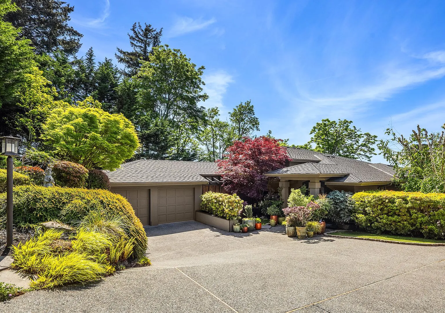 Luxury Mercer Island Retreat | Lake Views & Minutes to Seattle — Photo 1