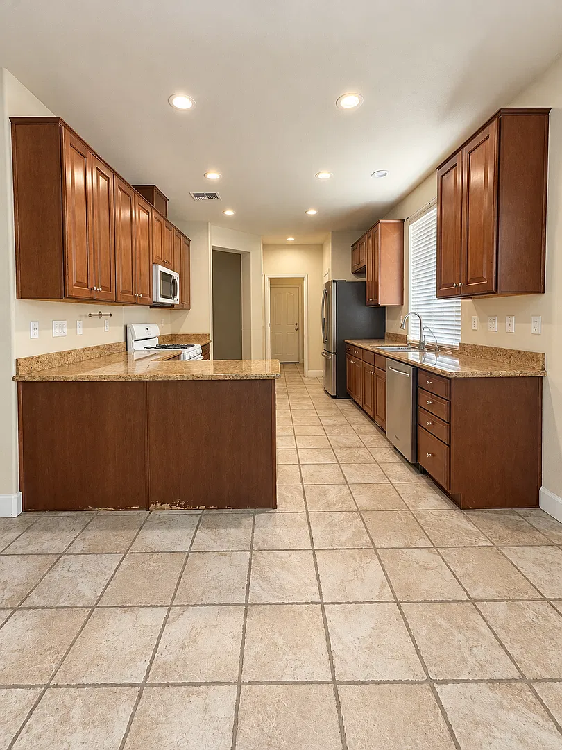 Spacious Los Banos Home with Inviting outdoor living — Photo 3